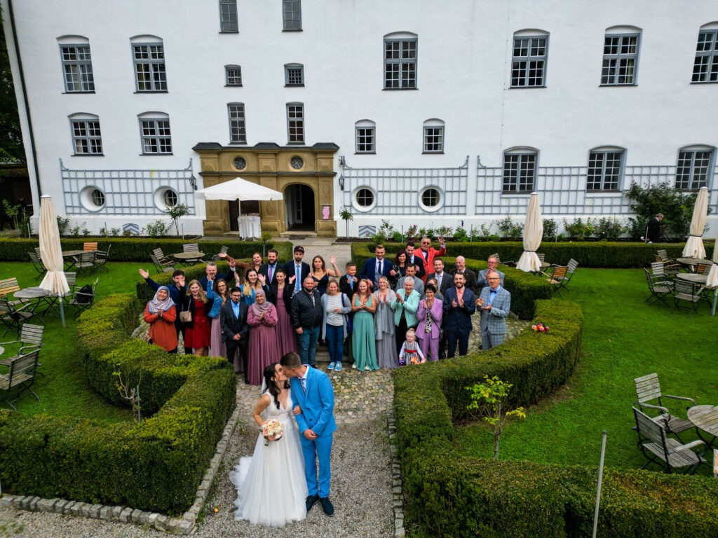 Standesamtliche Hochzeitsreportage - Brautpaar, Gäste, Standesamt, Schlossgarten, Schloss Neuburg a.d. Kammel