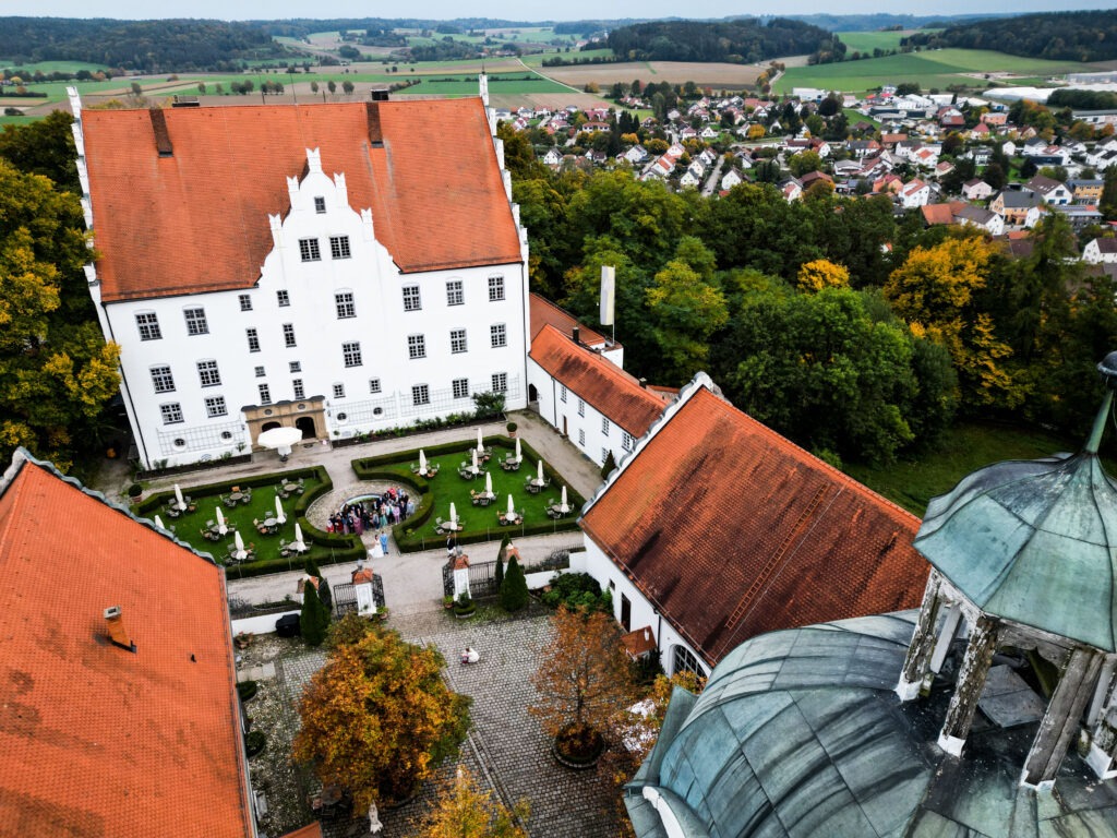 Standesamtliche Hochzeitsreportage - Brautpaar, Gäste, Standesamt, Schlossgarten, Schloss Neuburg a.d. Kammel