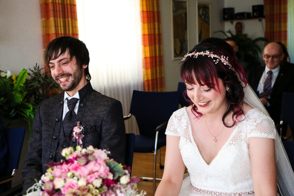Hochzeitsreportage - Standesamtliche Hochzeit Brautpaar, Gäste, Stimmung, Eventlocation & Rathaus Neuburg a.d. Kammel