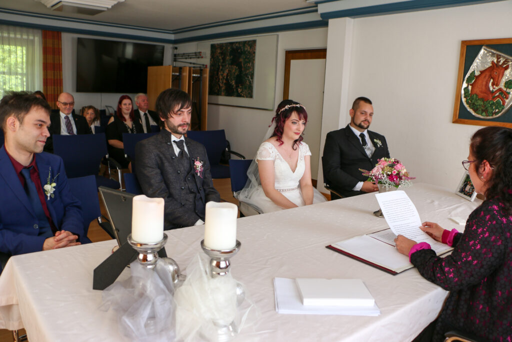 Hochzeitsreportage - Standesamtliche Hochzeit Brautpaar, Gäste, Stimmung, Eventlocation & Rathaus Neuburg a.d. Kammel