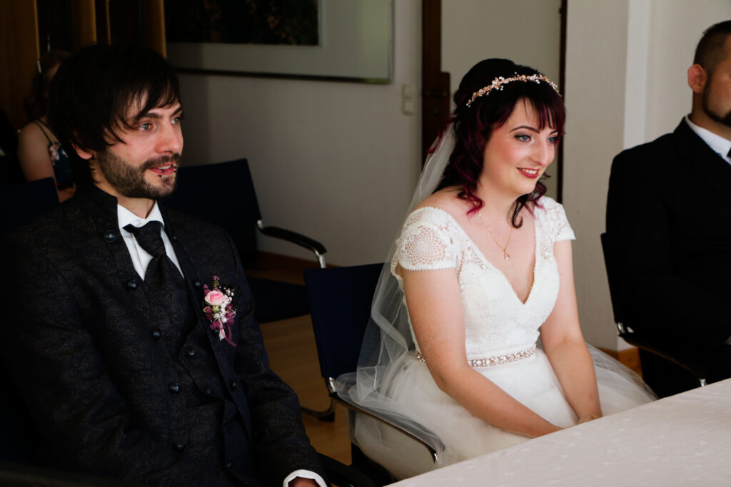 Hochzeitsreportage - Standesamtliche Hochzeit Brautpaar, Gäste, Stimmung, Eventlocation & Rathaus Neuburg a.d. Kammel