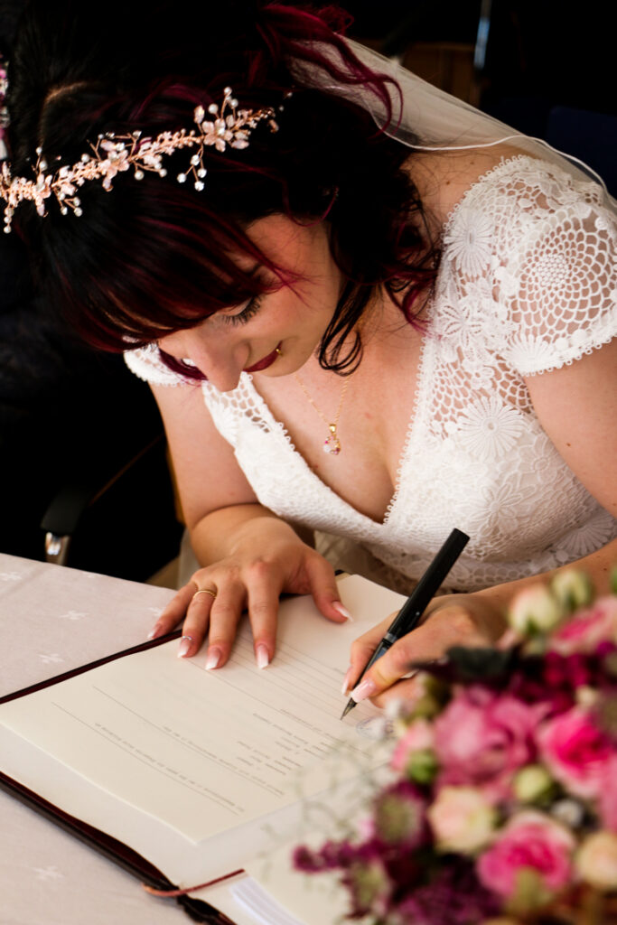 Hochzeitsreportage - Standesamtliche Hochzeit Brautpaar, Gäste, Stimmung, Eventlocation & Rathaus Neuburg a.d. Kammel