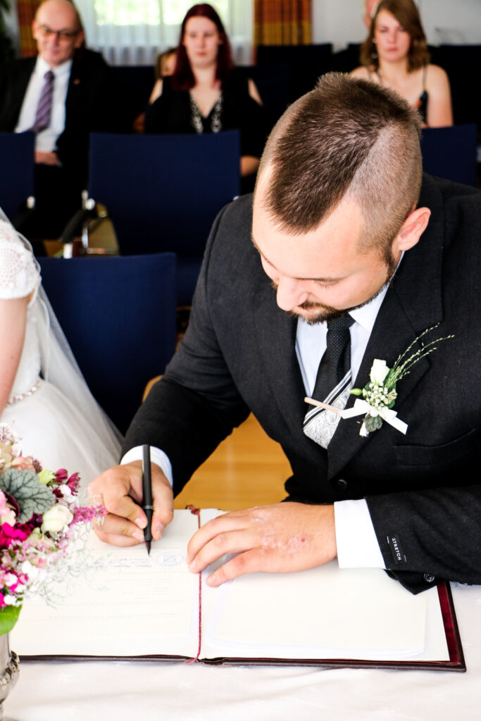 Hochzeitsreportage - Standesamtliche Hochzeit Brautpaar, Gäste, Stimmung, Eventlocation & Rathaus Neuburg a.d. Kammel