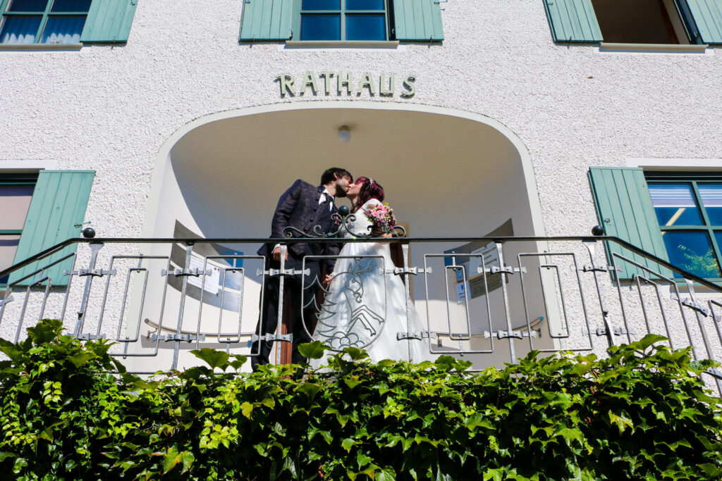 Hochzeitsreportage - Standesamtliche Hochzeit Brautpaar, Gäste, Stimmung, Eventlocation & Rathaus Neuburg a.d. Kammel