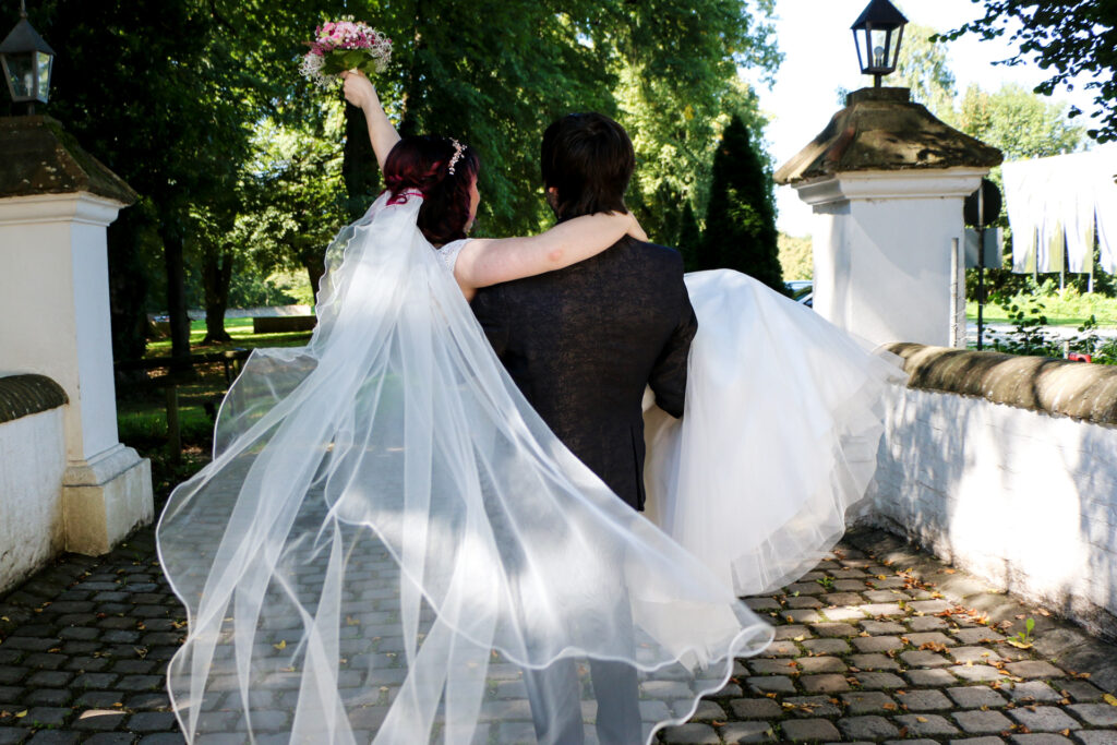 Hochzeitsreportage - Standesamtliche Hochzeit Brautpaar, Gäste, Stimmung, Eventlocation & Rathaus Neuburg a.d. Kammel
