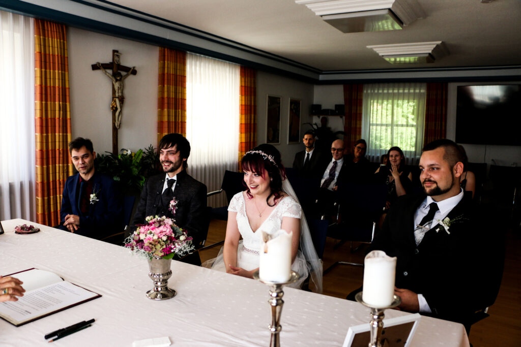 Hochzeitsreportage - Standesamtliche Hochzeit Brautpaar, Gäste, Stimmung, Eventlocation & Rathaus Neuburg a.d. Kammel