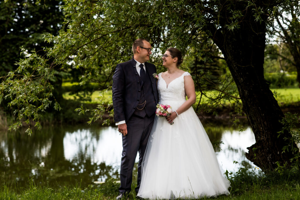 Hochzeitsreportage - Kirchliche Hochzeit Brautpaar, Gäste, Stimmung, Eventlocation & Kirche