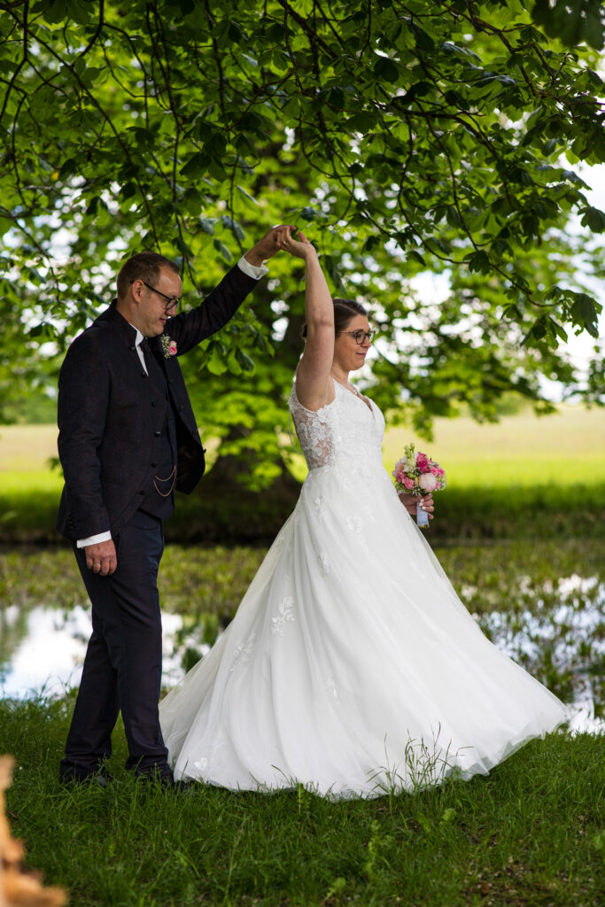 Hochzeitsreportage - Kirchliche Hochzeit Brautpaar, Gäste, Stimmung, Eventlocation & Kirche