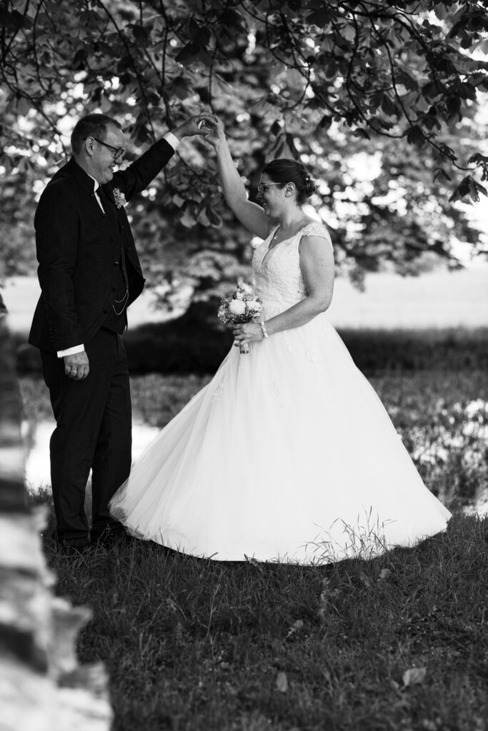 Hochzeitsreportage - Kirchliche Hochzeit Brautpaar, Gäste, Stimmung, Eventlocation & Kirche
