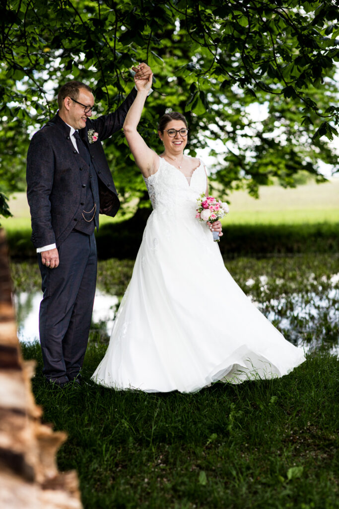 Hochzeitsreportage - Kirchliche Hochzeit Brautpaar, Gäste, Stimmung, Eventlocation & Kirche
