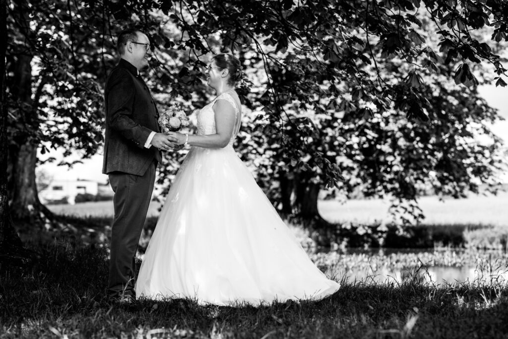 Hochzeitsreportage - Kirchliche Hochzeit Brautpaar, Gäste, Stimmung, Eventlocation & Kirche
