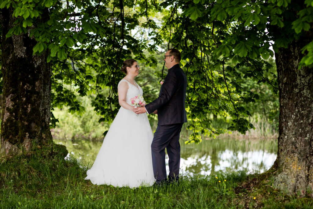 Hochzeitsreportage - Kirchliche Hochzeit Brautpaar, Gäste, Stimmung, Eventlocation & Kirche