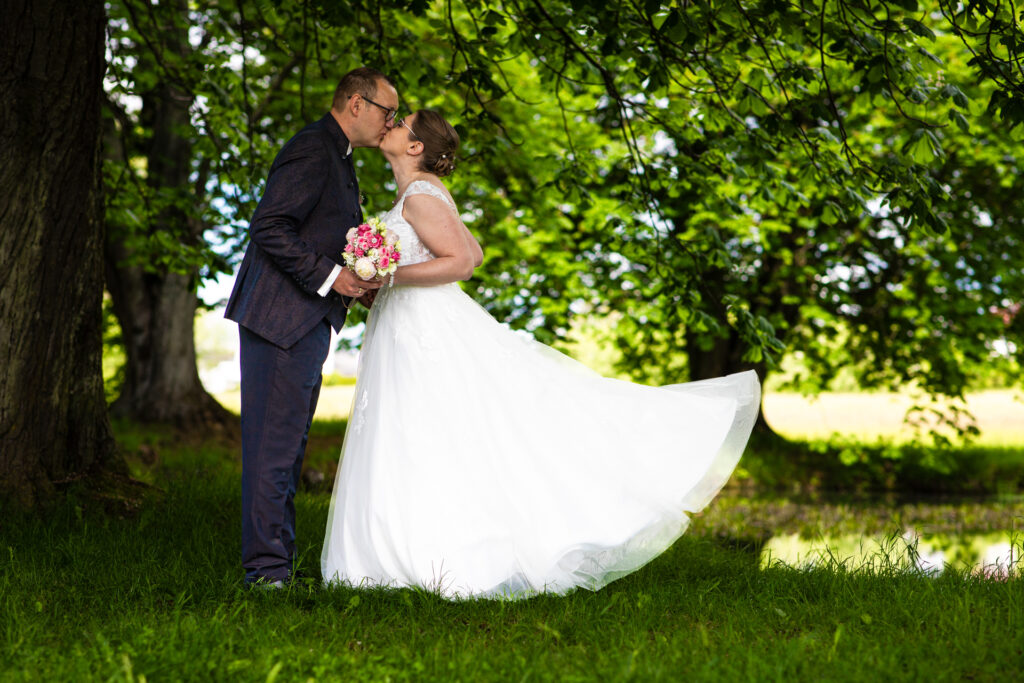 Hochzeitsreportage - Kirchliche Hochzeit Brautpaar, Gäste, Stimmung, Eventlocation & Kirche