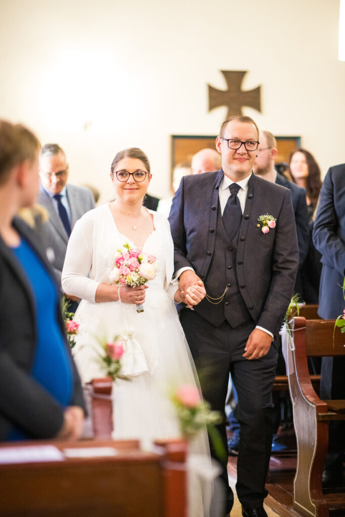 Hochzeitsreportage - Kirchliche Hochzeit Brautpaar, Gäste, Stimmung, Eventlocation & Kirche