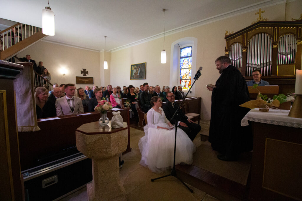 Hochzeitsreportage - Kirchliche Hochzeit Brautpaar, Gäste, Stimmung, Eventlocation & Kirche