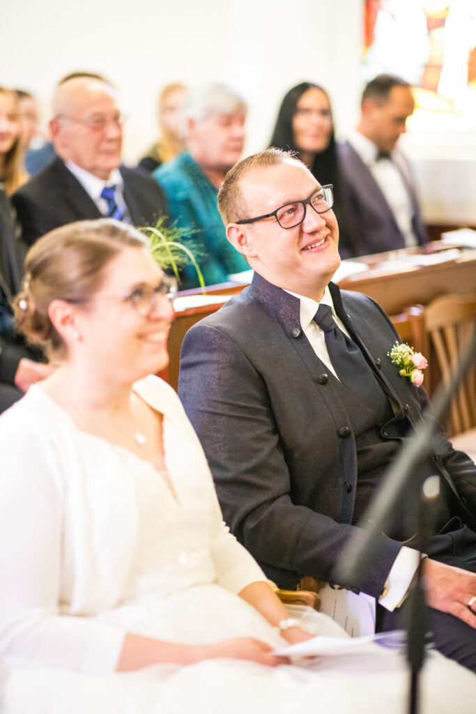 Hochzeitsreportage - Kirchliche Hochzeit Brautpaar, Gäste, Stimmung, Eventlocation & Kirche