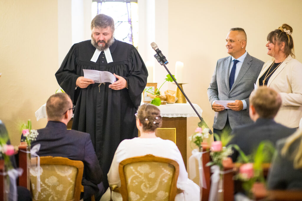 Hochzeitsreportage - Kirchliche Hochzeit Brautpaar, Gäste, Stimmung, Eventlocation & Kirche