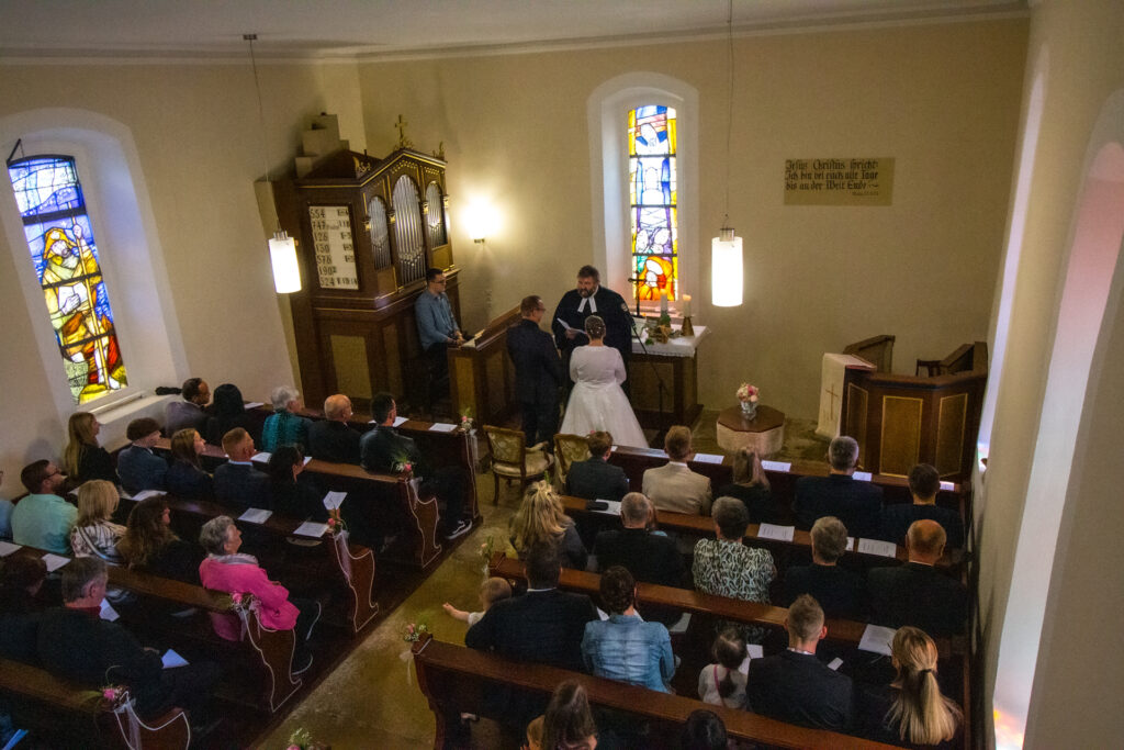 Hochzeitsreportage - Kirchliche Hochzeit Brautpaar, Gäste, Stimmung, Eventlocation & Kirche