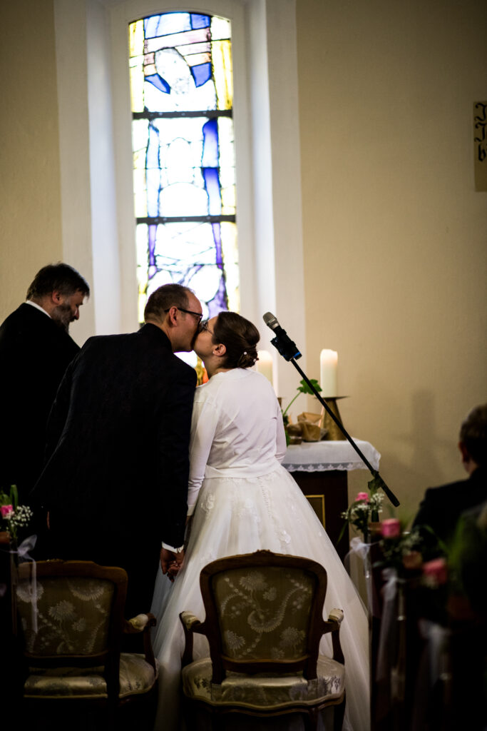 Hochzeitsreportage - Kirchliche Hochzeit Brautpaar, Gäste, Stimmung, Eventlocation & Kirche