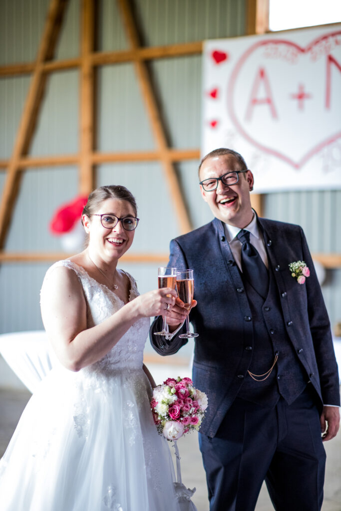 Hochzeitsreportage - Kirchliche Hochzeit Brautpaar, Gäste, Stimmung, Eventlocation & Kirche