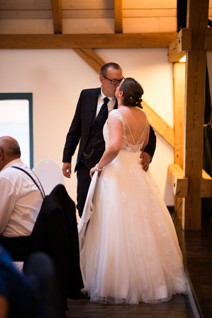 Hochzeitsreportage - Kirchliche Hochzeit Brautpaar, Gäste, Stimmung, Eventlocation & Kirche