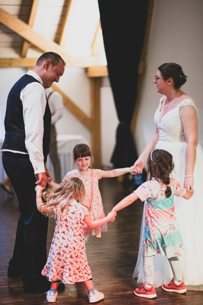 Hochzeitsreportage - Kirchliche Hochzeit Brautpaar, Gäste, Stimmung, Eventlocation & Kirche
