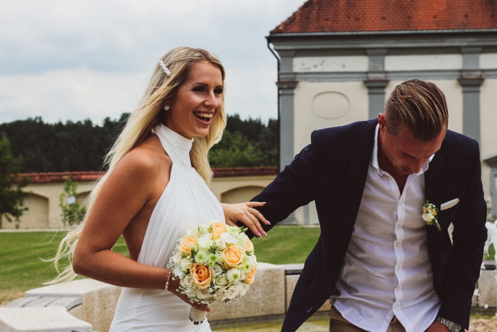 Hochzeitsreportage - Brautpaar Gäste im Kloster Holzen
