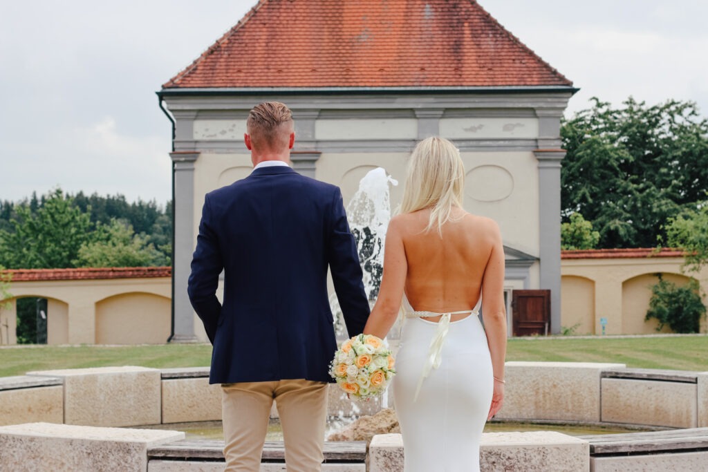 Hochzeitsreportage - Brautpaar Gäste im Kloster Holzen