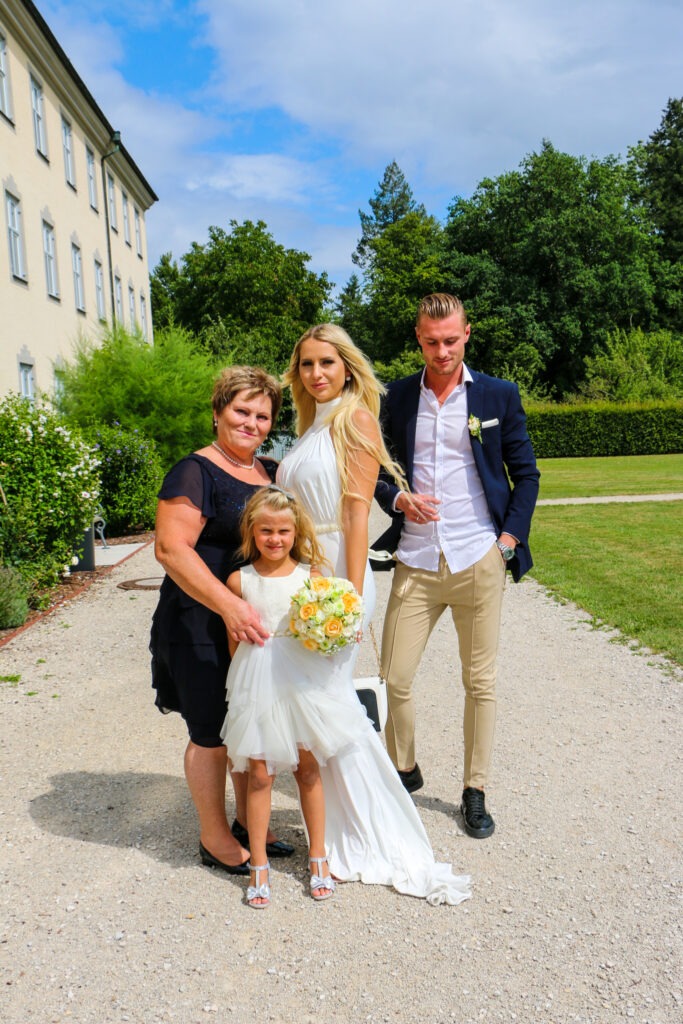 Hochzeitsreportage - Brautpaar Gäste im Kloster Holzen