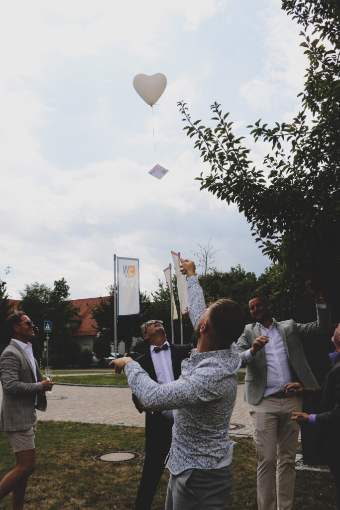 Hochzeitsreportage - Brautpaar Gäste im Kloster Holzen