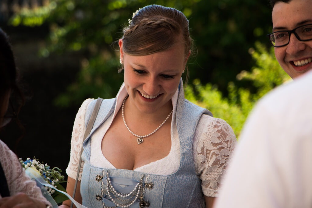Standesamtliche Hochzeitsreportage - Brautpaar, Gäste, Standesamt, Schlossgarten