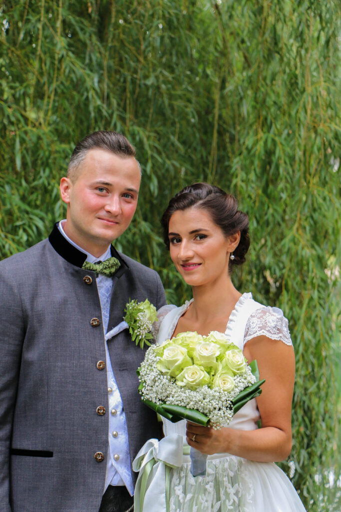 Hochzeitsreportage - Standesamtliche Hochzeit bei Augsburg im Park Fotosession, Brautpaar, Hochzeitsgäste