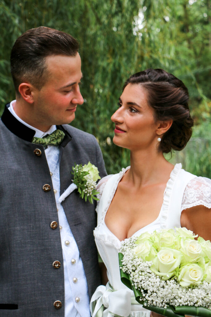 Hochzeitsreportage - Standesamtliche Hochzeit bei Augsburg im Park Fotosession, Brautpaar, Hochzeitsgäste