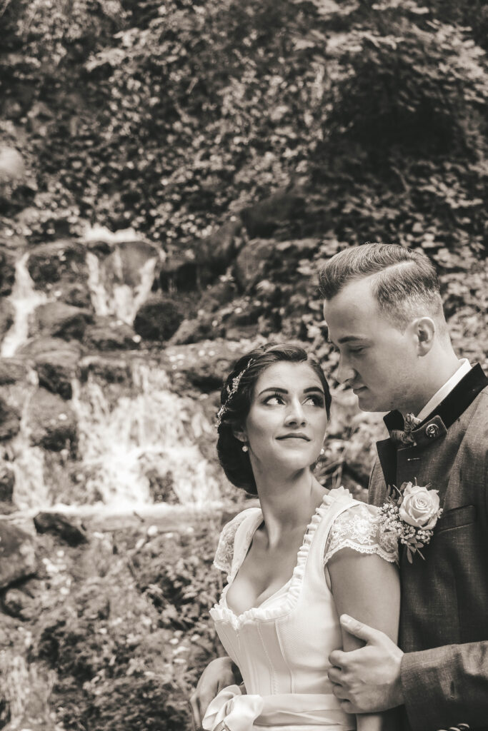 Hochzeitsreportage - Standesamtliche Hochzeit bei Augsburg im Park Fotosession, Brautpaar, Hochzeitsgäste