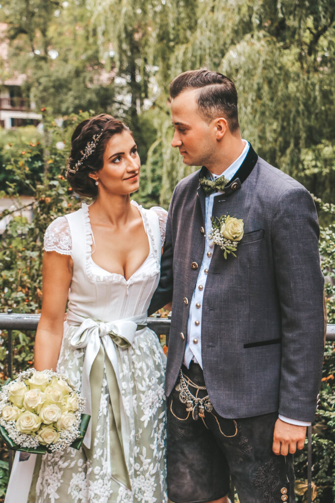 Hochzeitsreportage - Standesamtliche Hochzeit bei Augsburg im Park Fotosession, Brautpaar, Hochzeitsgäste