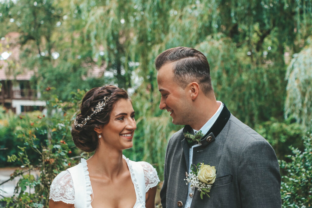 Hochzeitsreportage - Standesamtliche Hochzeit bei Augsburg im Park Fotosession, Brautpaar, Hochzeitsgäste