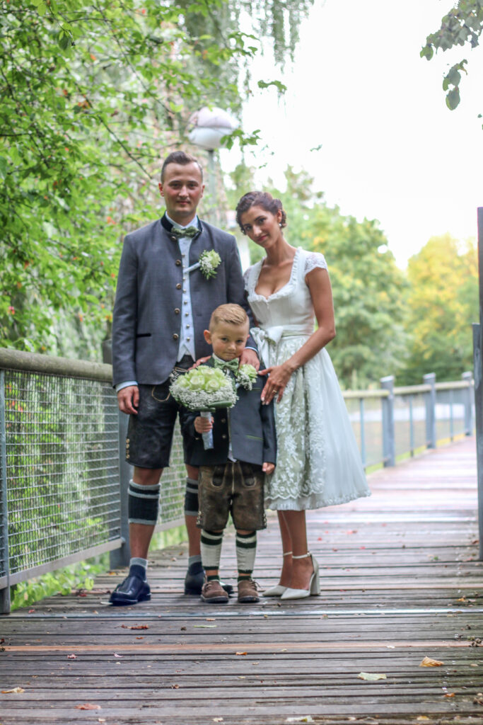 Hochzeitsreportage - Standesamtliche Hochzeit bei Augsburg im Park Fotosession, Brautpaar, Hochzeitsgäste