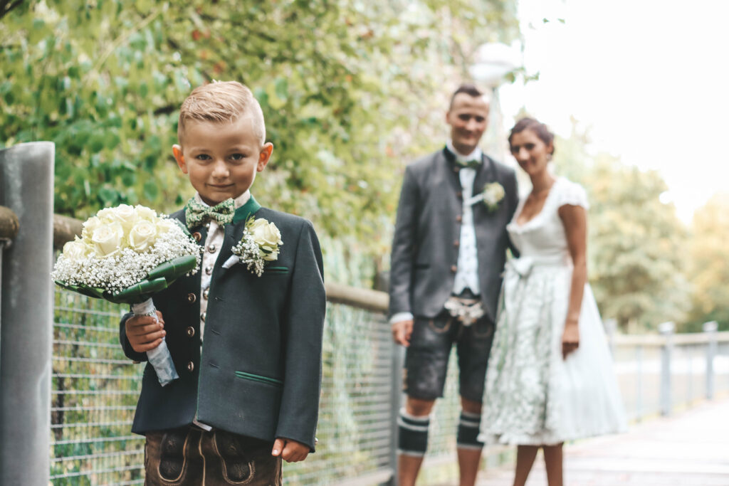 Hochzeitsreportage - Standesamtliche Hochzeit bei Augsburg im Park Fotosession, Brautpaar, Hochzeitsgäste