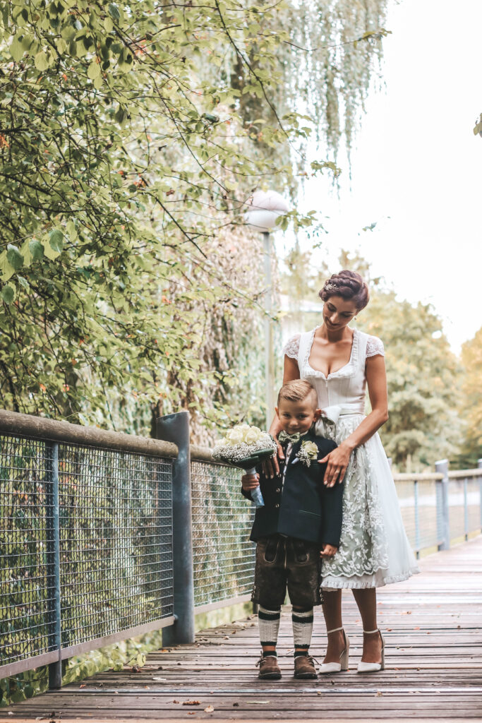 Hochzeitsreportage - Standesamtliche Hochzeit bei Augsburg im Park Fotosession, Brautpaar, Hochzeitsgäste