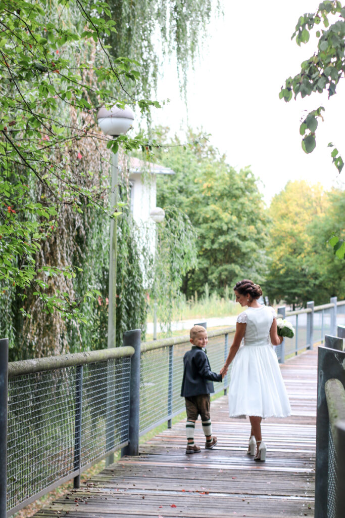 Hochzeitsreportage - Standesamtliche Hochzeit bei Augsburg im Park Fotosession, Brautpaar, Hochzeitsgäste