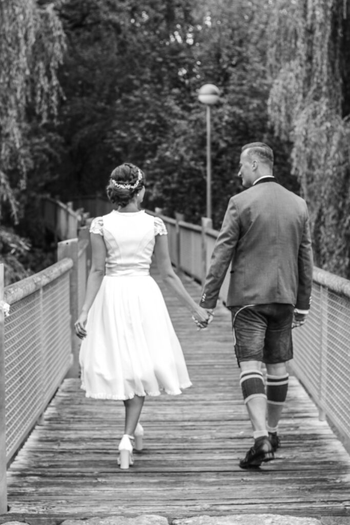Hochzeitsreportage - Standesamtliche Hochzeit bei Augsburg im Park Fotosession, Brautpaar, Hochzeitsgäste