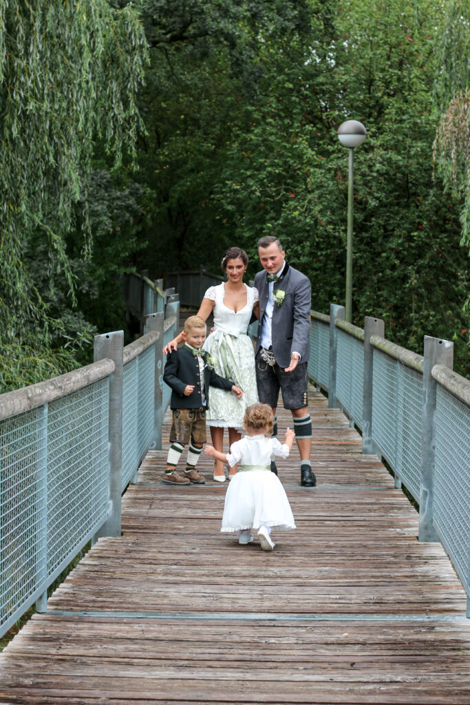 Hochzeitsreportage - Standesamtliche Hochzeit bei Augsburg im Park Fotosession, Brautpaar, Hochzeitsgäste