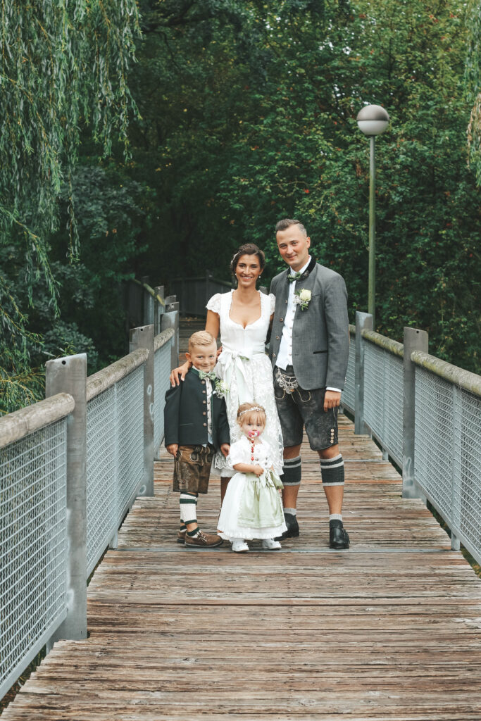 Hochzeitsreportage - Standesamtliche Hochzeit bei Augsburg im Park Fotosession, Brautpaar, Hochzeitsgäste