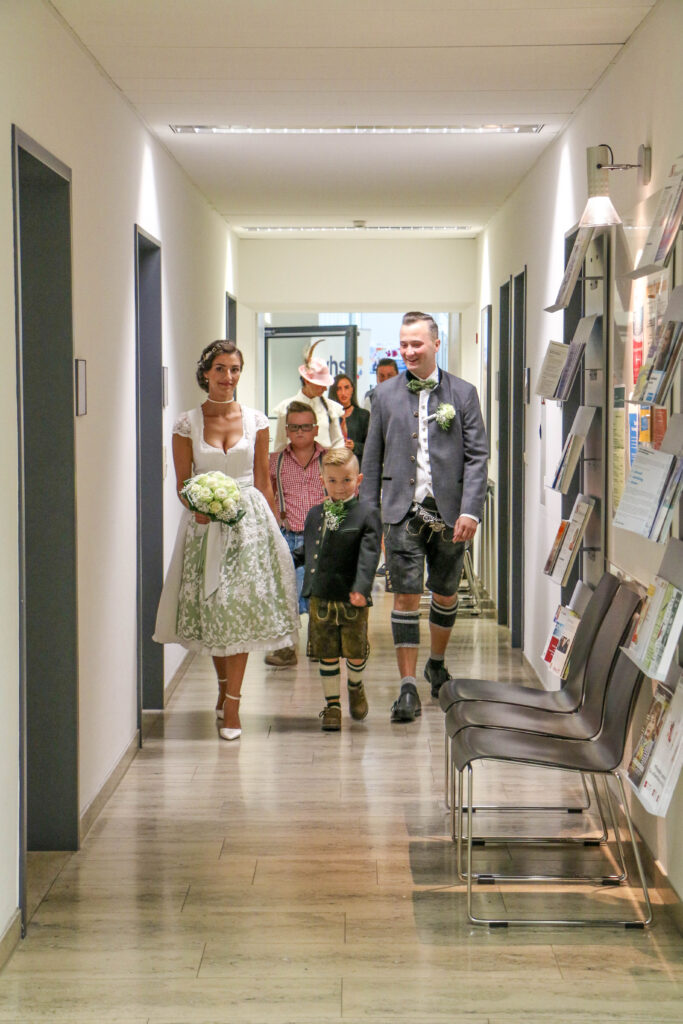 Hochzeitsreportage - Standesamtliche Hochzeit bei Augsburg im Park Fotosession, Brautpaar, Hochzeitsgäste