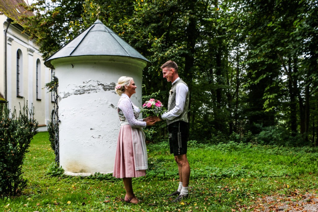 Hochzeitsreportage - Brautpaar - Kirche Jettingen - Eventlocation Edenhausen