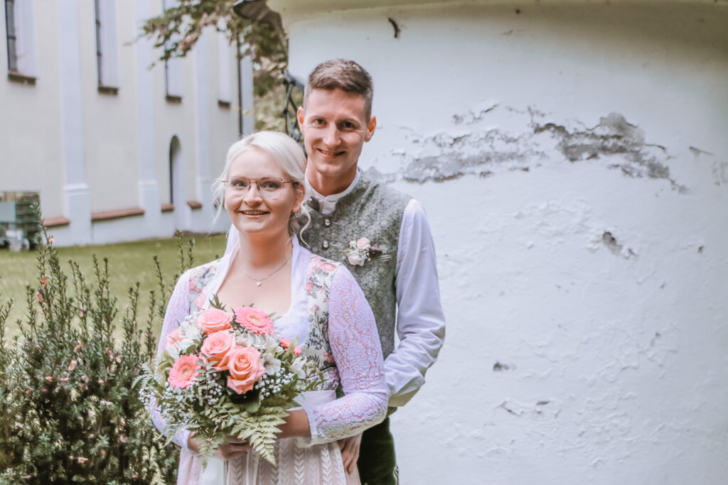 Hochzeitsreportage - Brautpaar - Kirche Jettingen - Eventlocation Edenhausen