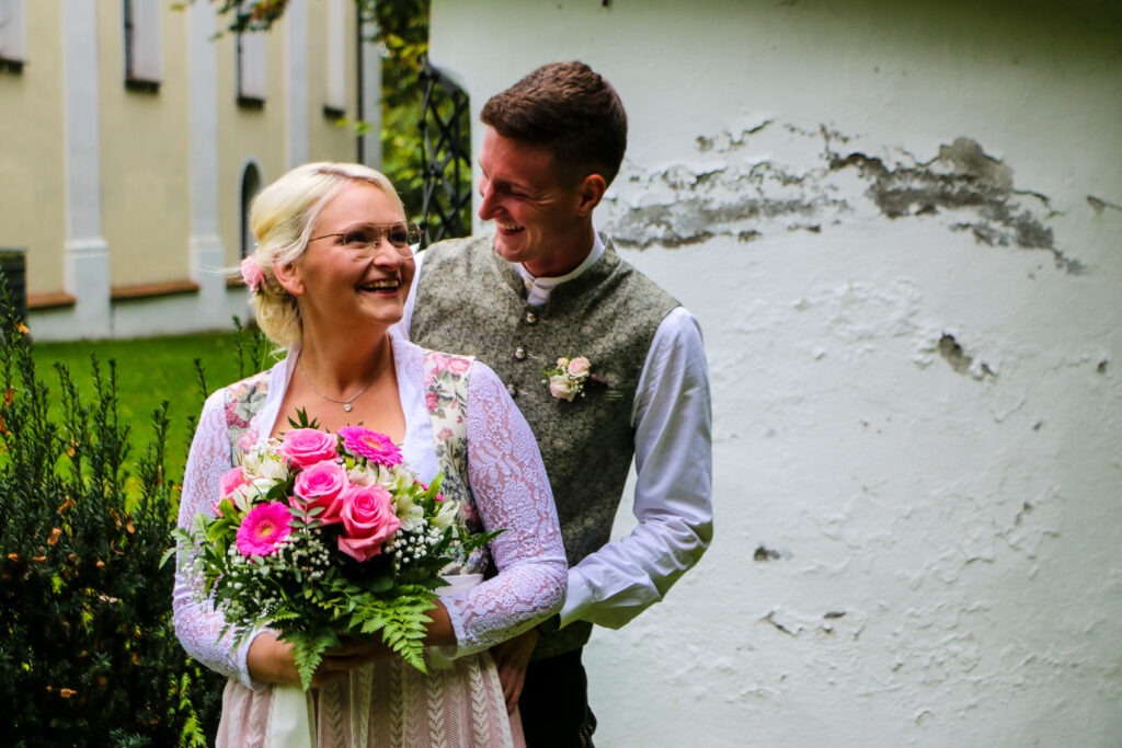 Hochzeitsreportage - Brautpaar - Kirche Jettingen - Eventlocation Edenhausen