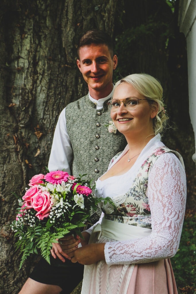 Hochzeitsreportage - Brautpaar - Kirche Jettingen - Eventlocation Edenhausen