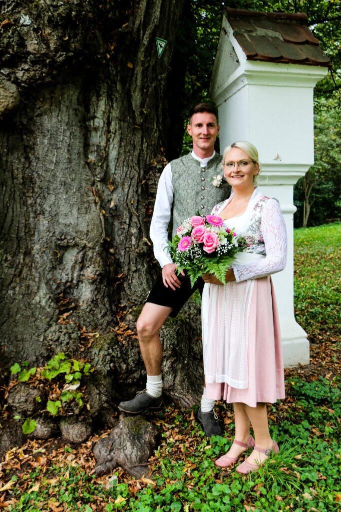 Hochzeitsreportage - Brautpaar - Kirche Jettingen - Eventlocation Edenhausen