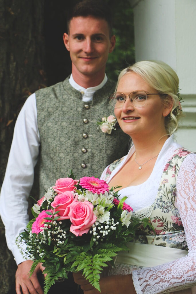 Hochzeitsreportage - Brautpaar - Kirche Jettingen - Eventlocation Edenhausen